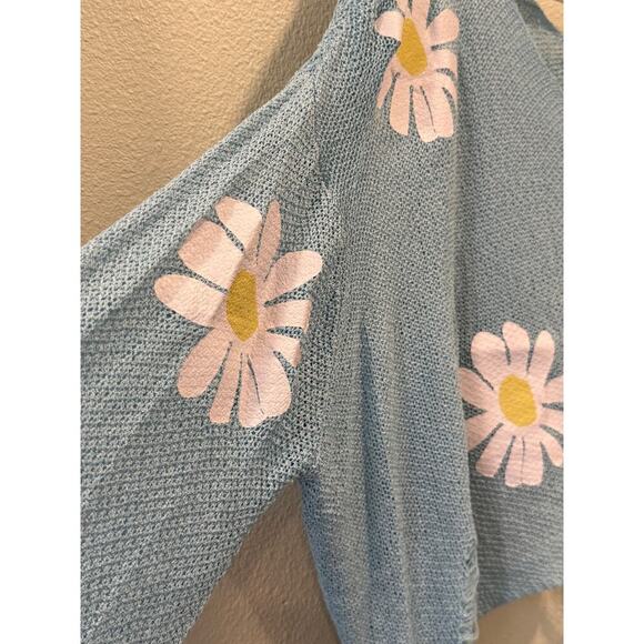 POL Distressed Daisy Flower V-Neck - Picture 2 of 6